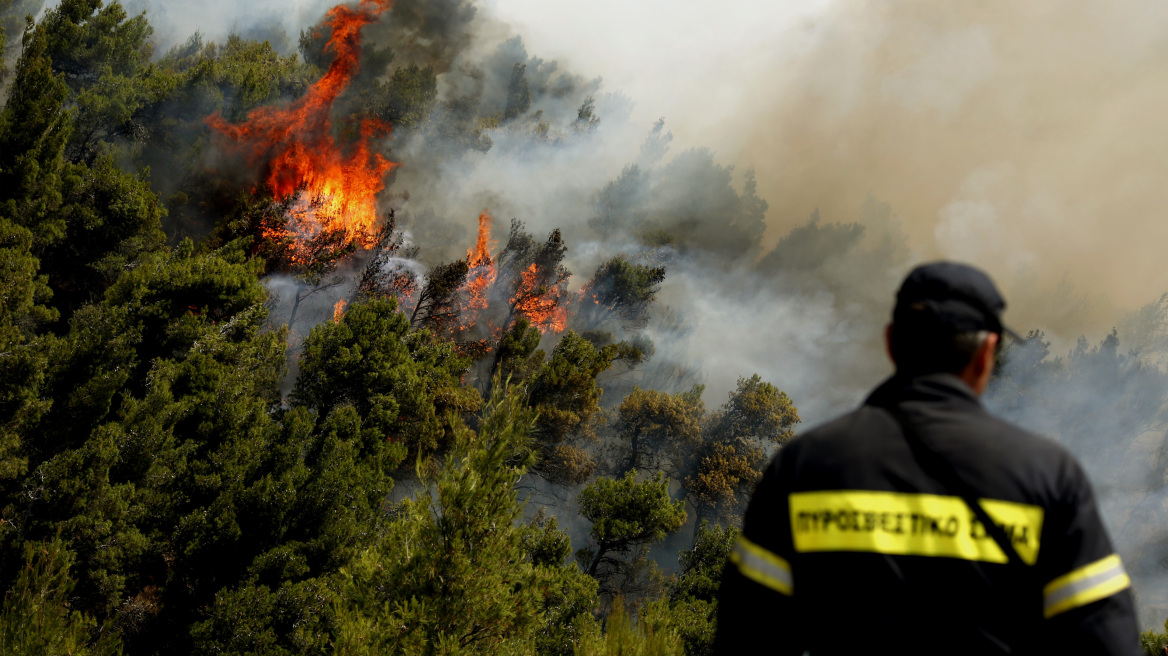 Σε εξέλιξη πέντε πυρκαγιές σε όλη τη χώρα