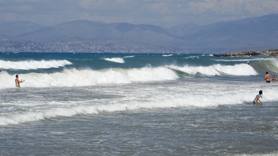 Καιρός: Στους 38 βαθμούς ο υδράργυρος - Ισχυρά τα μελτέμια στο Αιγαίο