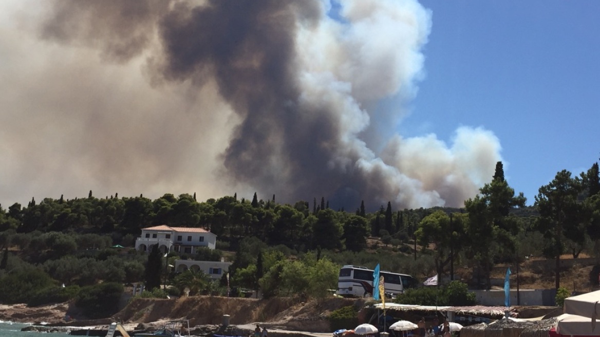 Οριοθετήθηκε η φωτιά στις Σπέτσες, σε ύφεση η πυρκαγιά στην Ανάβυσσο 