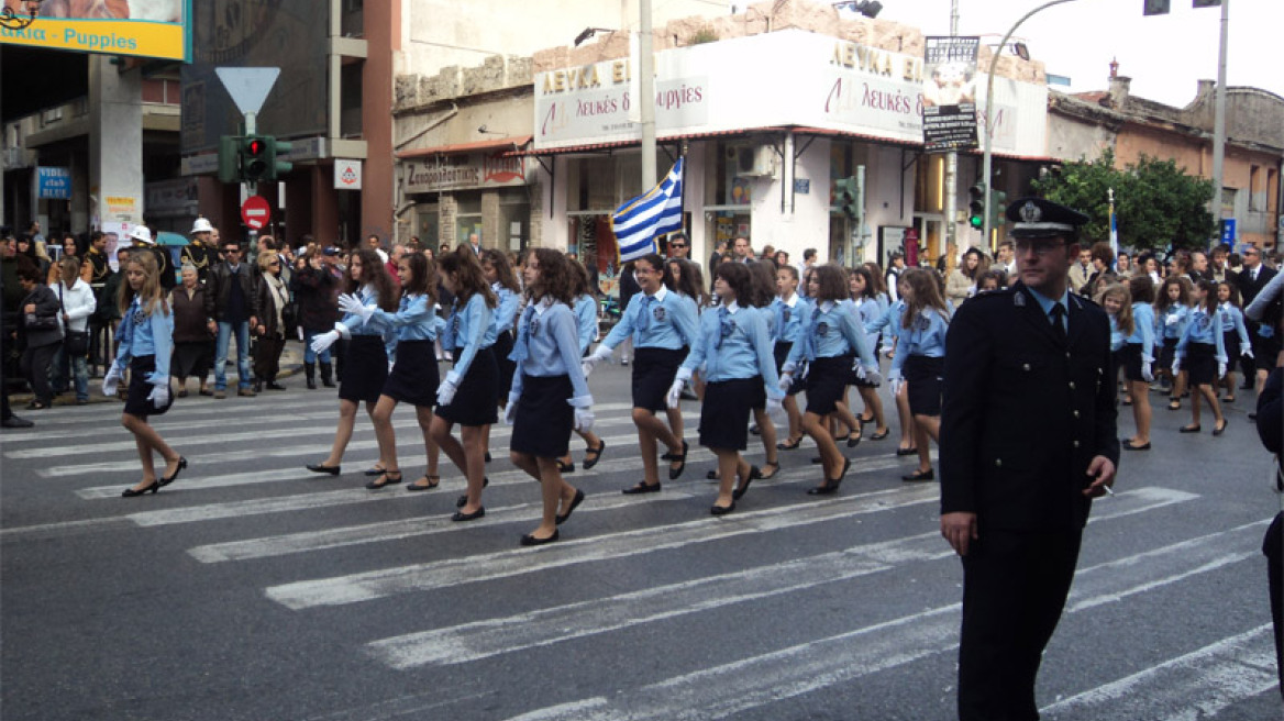 Πολιτική θύελλα για τους σημαιοφόρους κατόπιν… λοταρίας