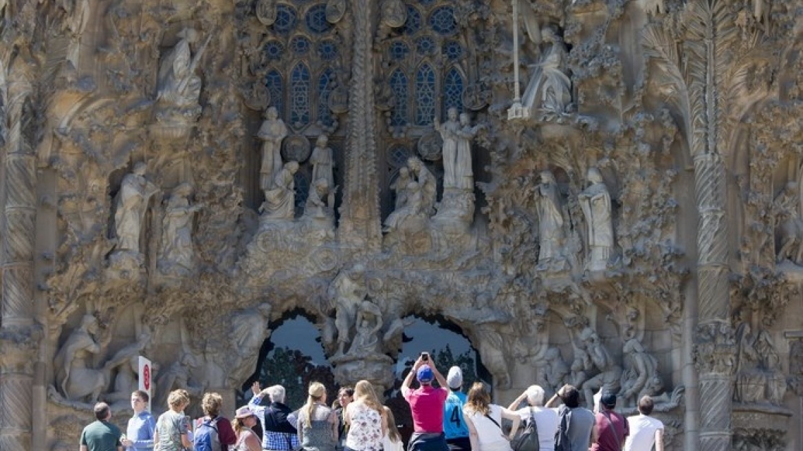 Tourists Go Home: Γιατί η Βαρκελώνη διώχνει τους τουρίστες