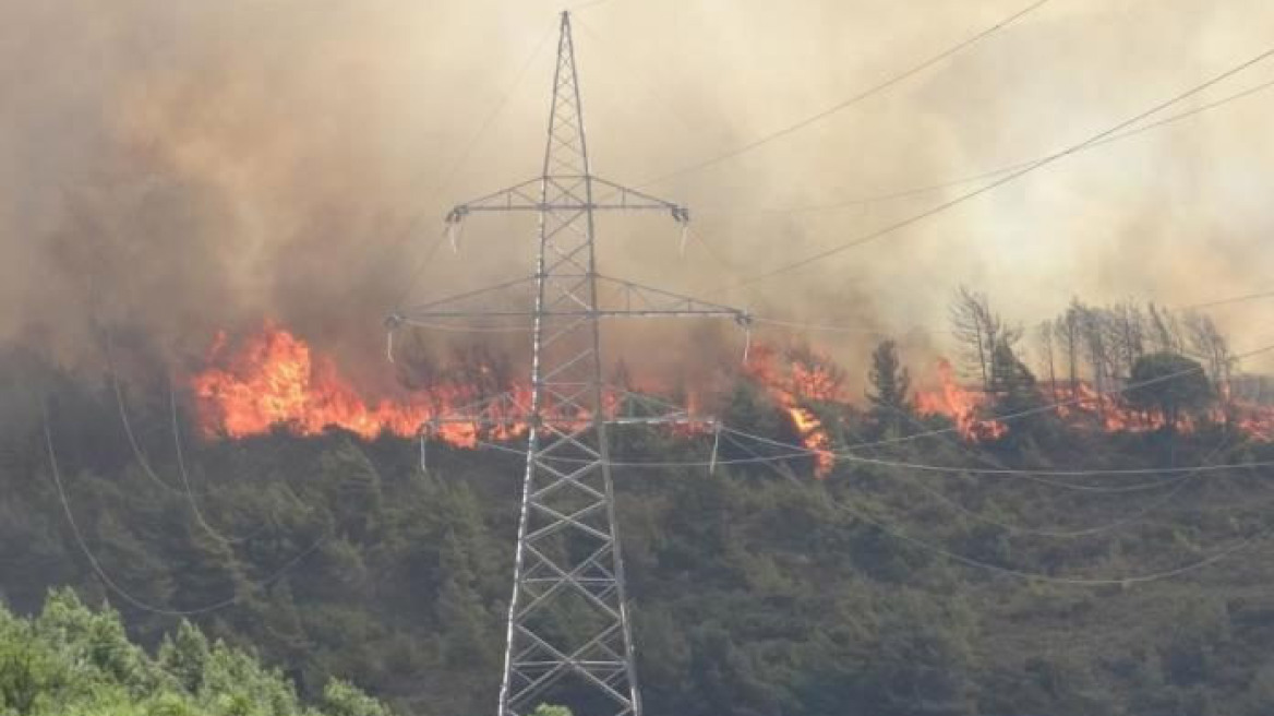 Σε εξέλιξη η φωτιά στη Λέσβο - Για εμπρησμό κάνει λόγο η Πυροσβεστική 