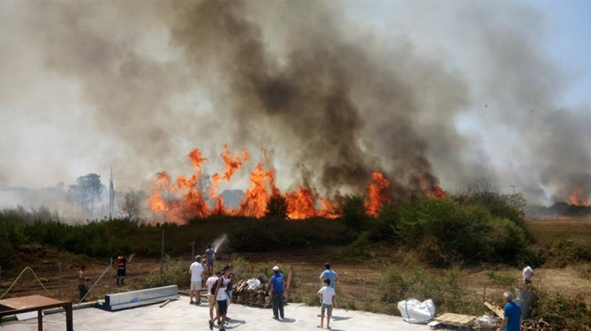 Μεγάλη πυρκαγιά στην Πρέβεζα - Κάηκε εργοστάσιο, απειλήθηκαν σπίτια