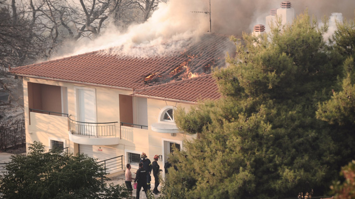 Πύρινη κόλαση στον Κάλαμο: Καθυστέρησαν τα εναέρια μέσα - Κάηκαν σπίτια 