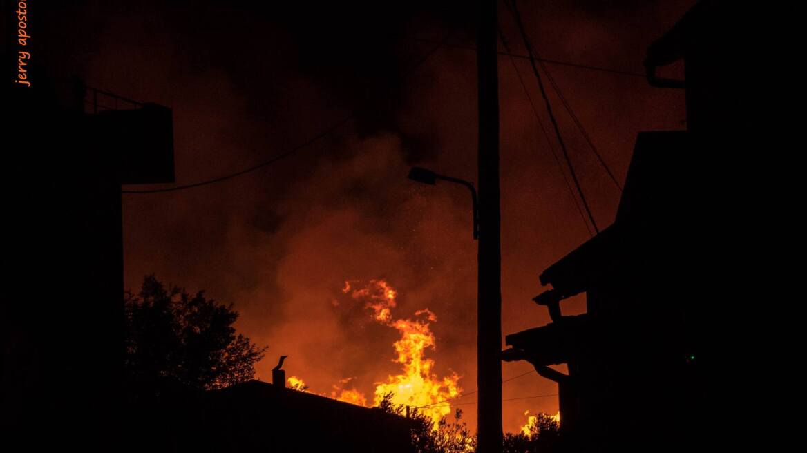 Τέσσερις φωτιές καίνε ανεξέλεγκτες στην Κεφαλονιά