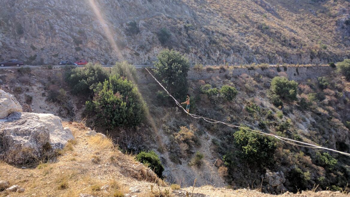 Κεφαλονιά: Διάσημος σχοινοβάτης πέρασε φαράγγι χωρίς καμία προστασία