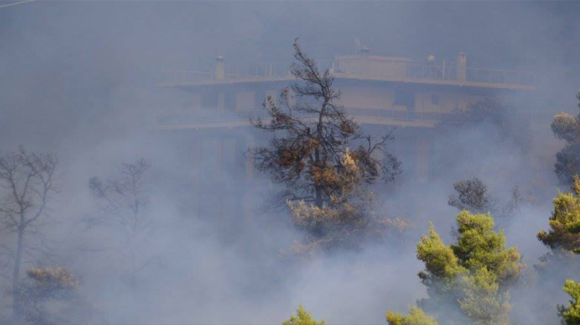 «Κλειστή λόγω διακοπών» η κυβέρνηση ενώ οι φωτιές κατακαίουν τη χώρα