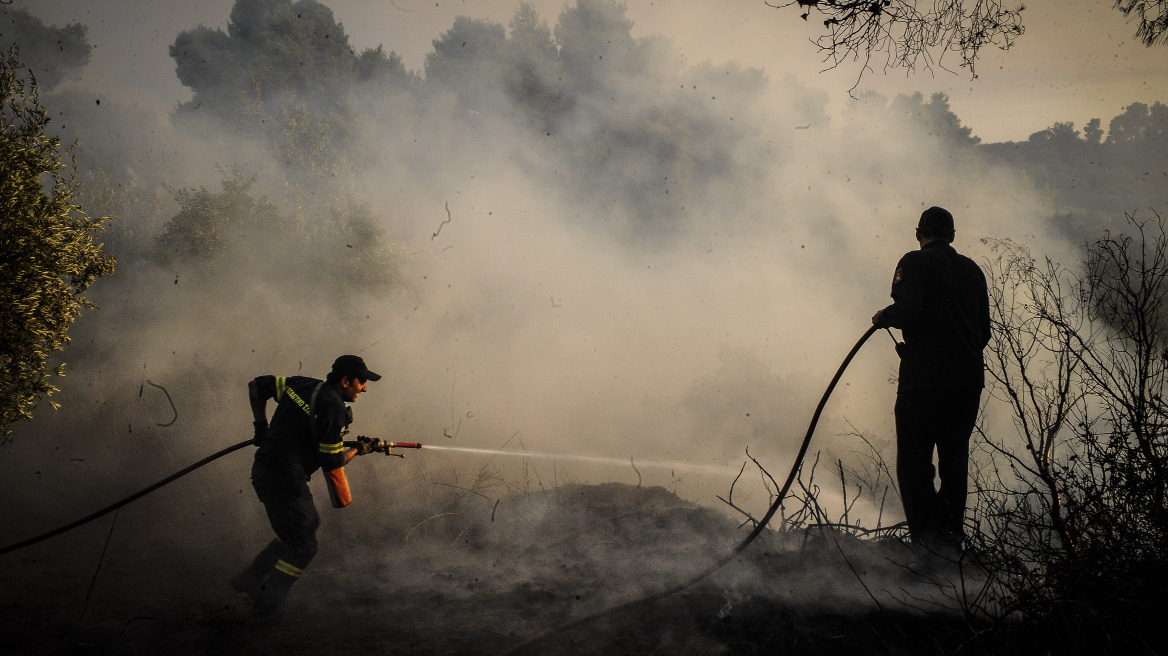 Ηλεία: Μαίνεται η πυρκαγιά σε τρία μέτωπα