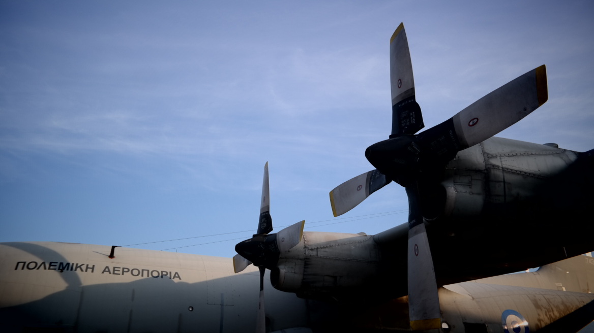 Στη Λάρνακα το C-130 που θα φέρει στην Ελλάδα 60 Κύπριους πυροσβέστες