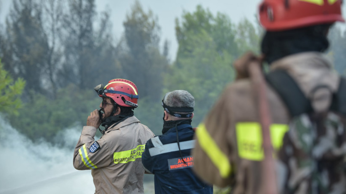 Πυροσβέστες καταγγέλλουν: Με τους ίδιους άνδρες σβήνουν φωτιές σε όλη την Ελλάδα