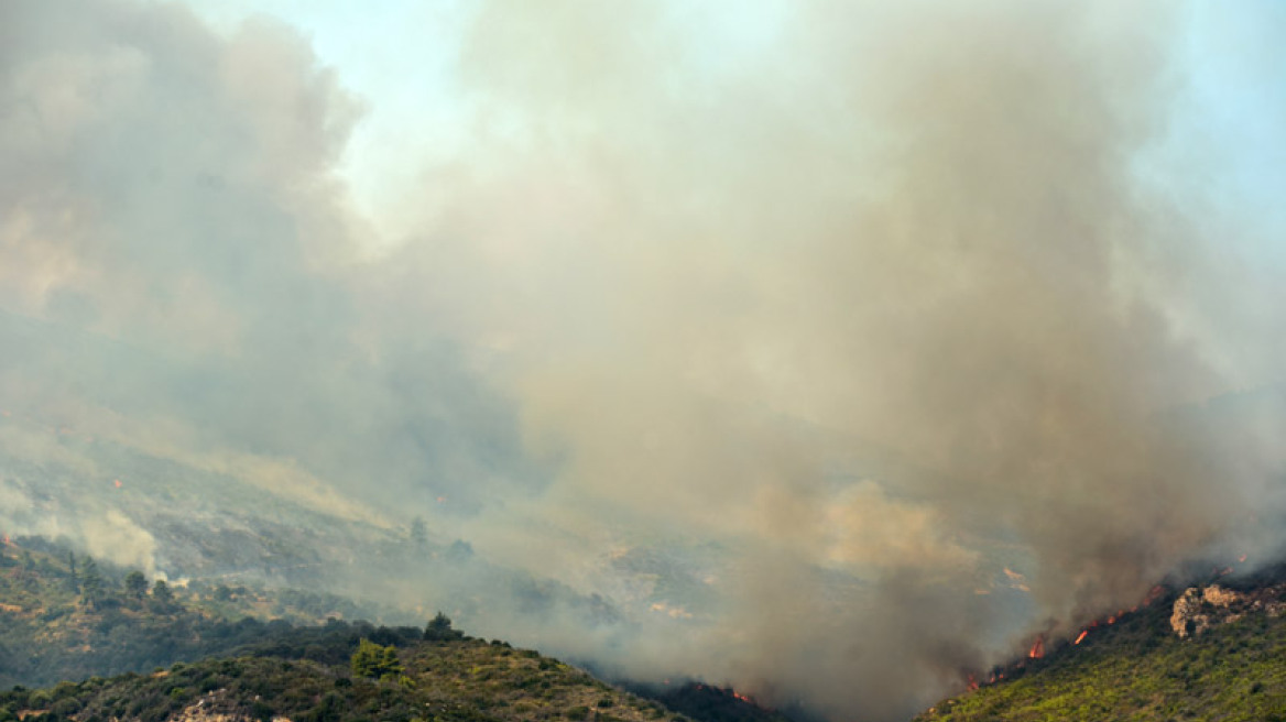 Μαίνεται η μεγάλη φωτιά στην Αττική: Στο Καπανδρίτι η μάχη με τις φλόγες