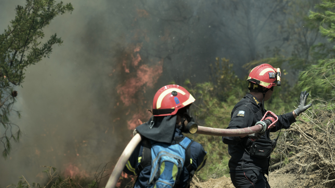 Φωτιές στην Αττική: Σε ύφεση στο Μαρκόπουλο - Υπό μερικό έλεγχο στο Μενίδι 