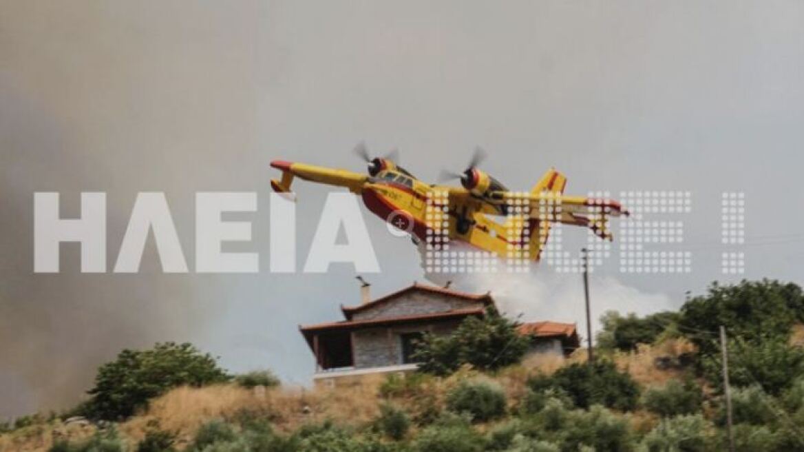 Συγκλονιστικό βίντεο: Η στιγμή που ένα Canadair βουτά στη φωτιά για να σώσει σπίτι