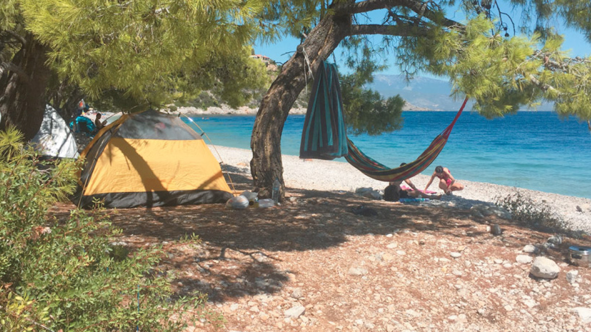 Γέμισαν σκηνές οι παραλίες