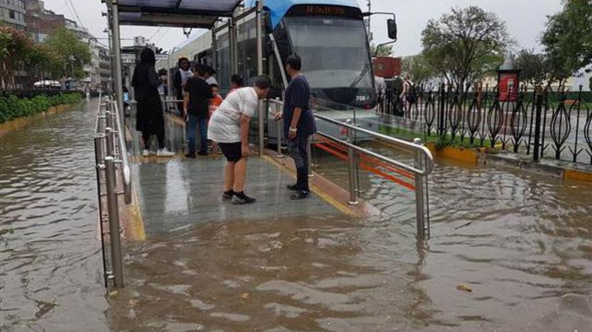 Σφοδρή καταιγίδα στην Κωνσταντινούπολη - Σηκώθηκαν καρέκλες στον αέρα!