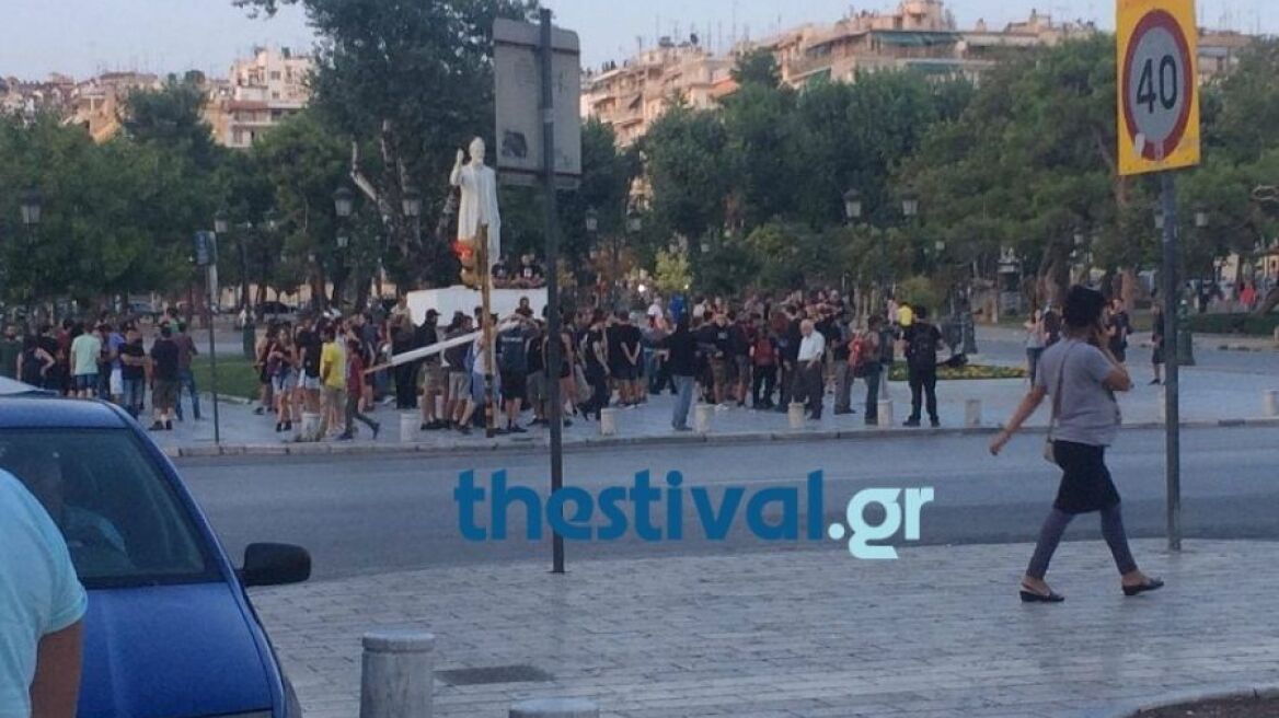 Θεσσαλονίκη: Ένταση σε πορεία αντεξουσιαστών - Επιτέθηκαν σε περαστικό με τατουάζ σβάστικα