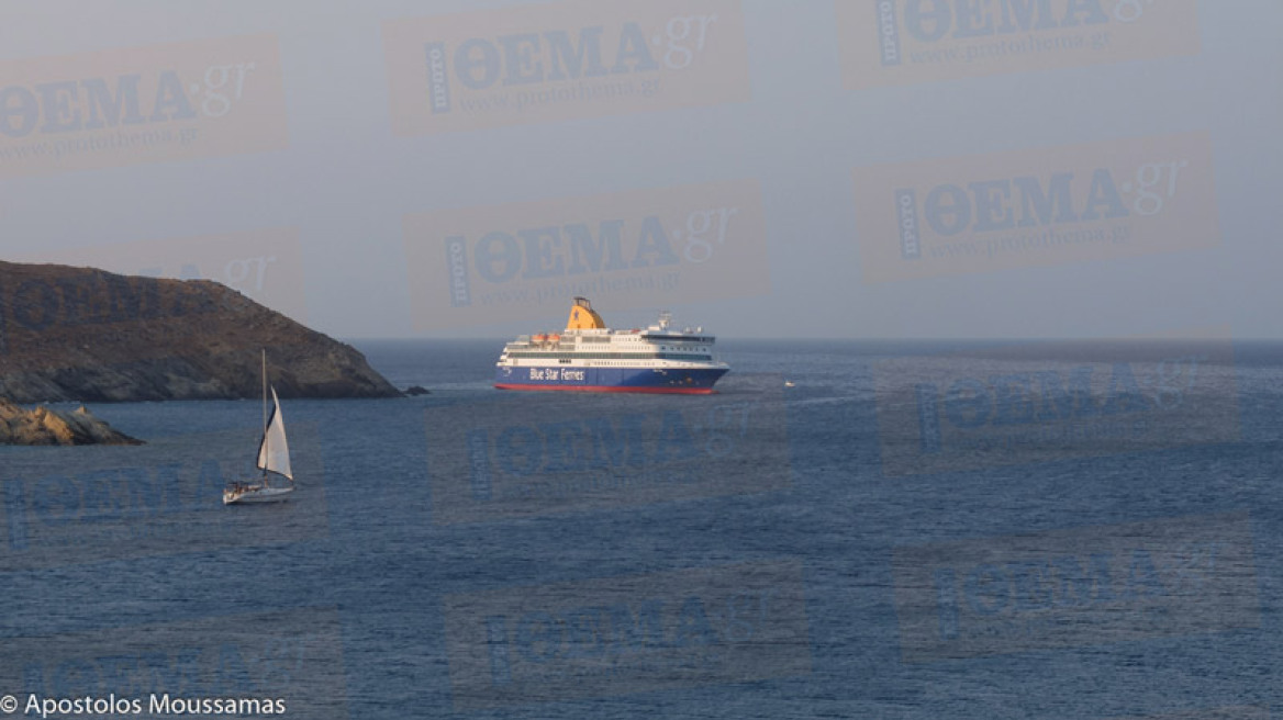 Ρήγματα σε όλο του το μήκος έχει το Blue Star Patmos που προσάραξε στην Ίο