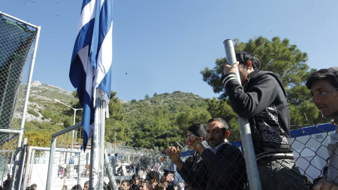 Τέταρτη φορά έβαλαν φωτιά έξω από το κέντρο μεταναστών στην Σάμο