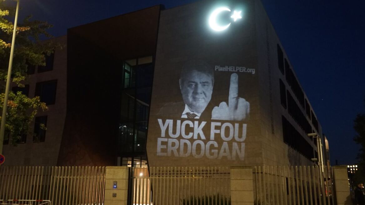 «Yuck Fou Erdogan» το μήνυμα που πρόβαλαν ακτιβιστές στην τουρκική πρεσβεία στο Βερολίνο