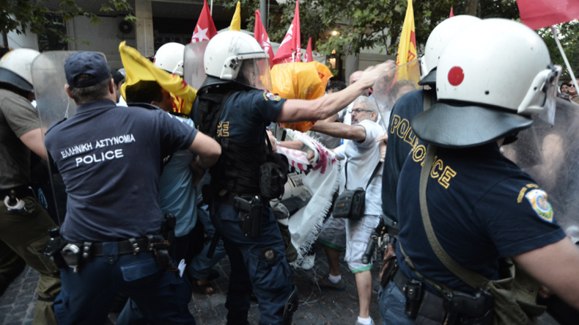 Τα ΜΑΤ «ψέκασαν» Λαφαζάνη και μέλη της ΛΑΕ στη Διονυσίου Αρεοπαγίτου