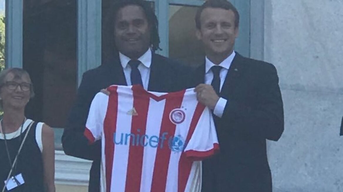 Emmanuel Macron with Olympiakos jersey (photo)