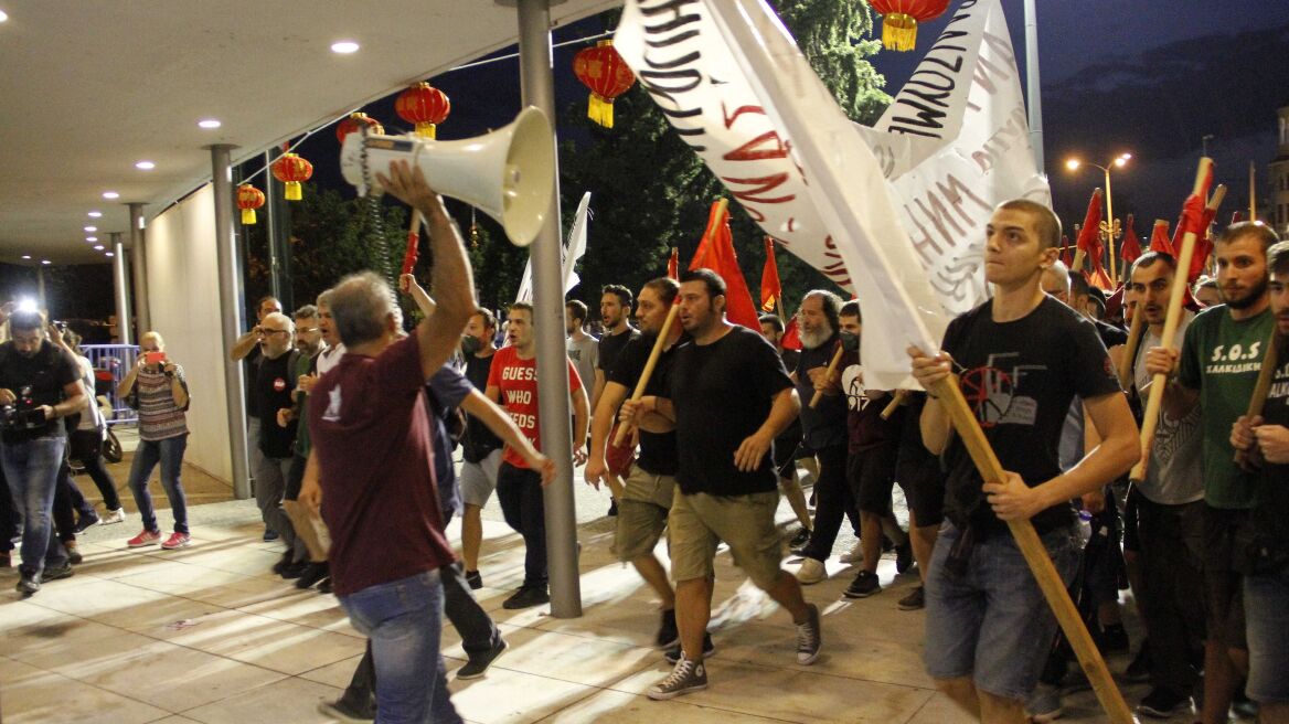 Διαδηλωτές εισέβαλαν στο «Ι. Βελλίδης» και ύψωσαν πανό