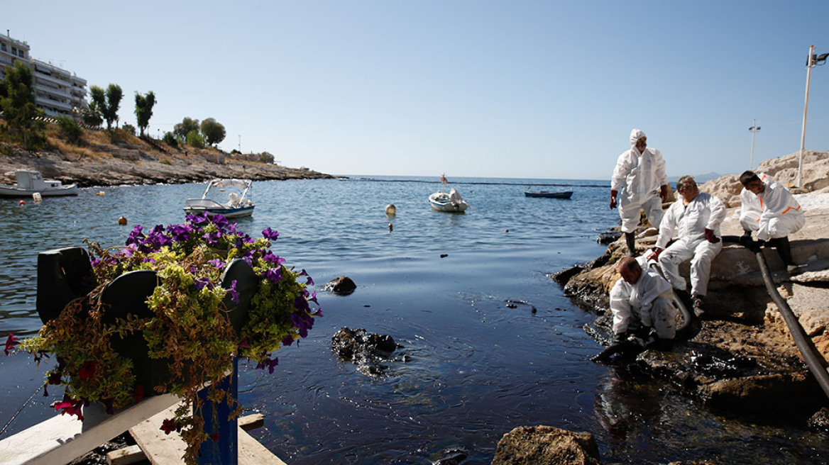 Πετρελαιοκηλίδα: Εστίες ρύπανσης σε Καλαμάκι και Αγιο Κοσμά 