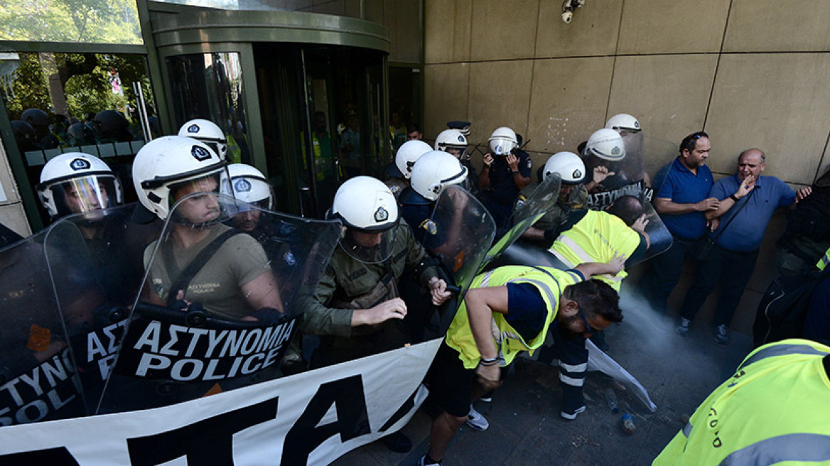 «Πολιορκία» των μεταλλωρύχων στο υπ. Περιβάλλοντος: Τους έριξαν χημικά τα ΜΑΤ