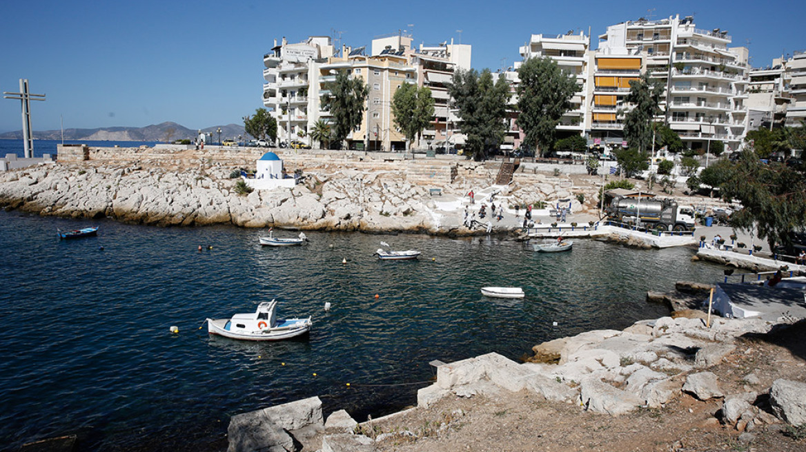 Οικολογική «βόμβα»: Στην Πειραϊκή η πετρελαιοκηλίδα - «Μαύρες» οι ακτές της Σαλαμίνας 