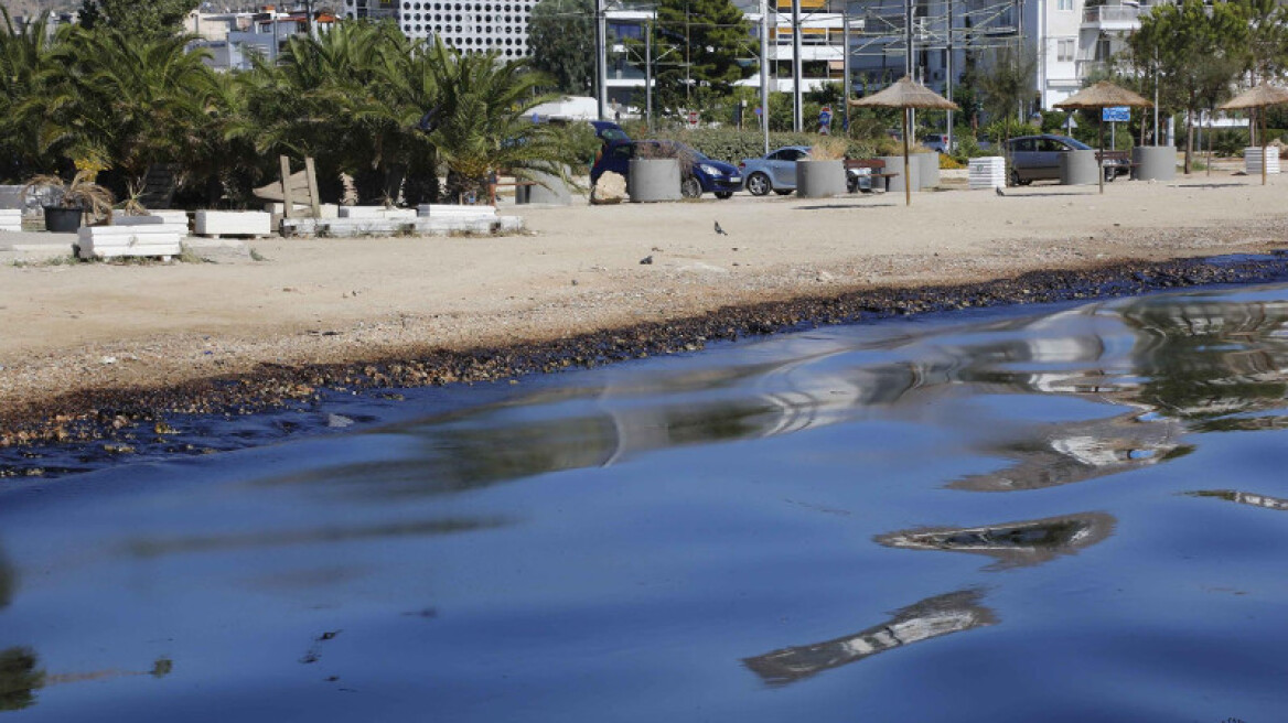 Σε ποιες παραλίες απαγορεύεται το μπάνιο λόγω πετρελαιοκηλίδας