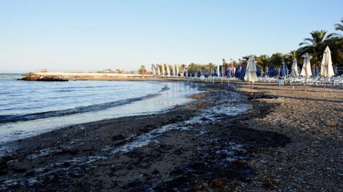 Μήνυση των δημάρχων Γλυφάδας και Αλίμου για τη θαλάσσια ρύπανση