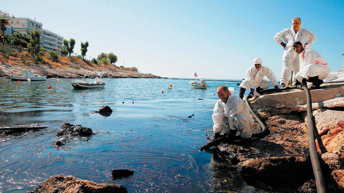 Μέχρι τη Σαρωνίδα η πετρελαιοκηλίδα - Κίνδυνος να φτάσει στο πιάτο μας