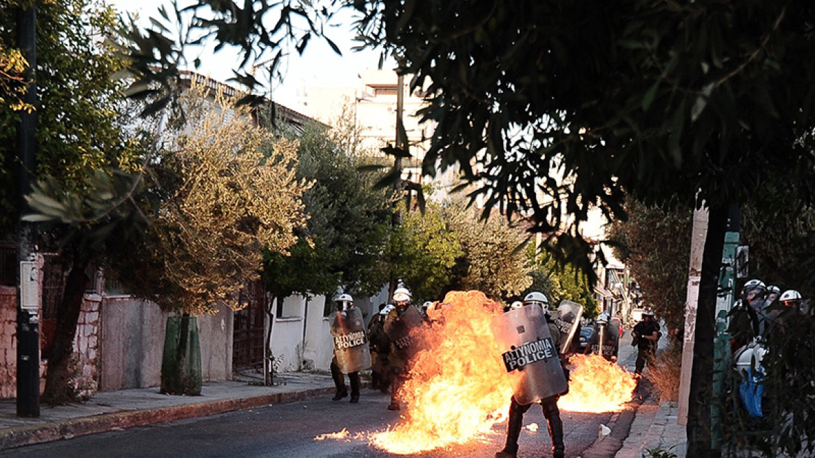 Πεδίο μάχης το λιμάνι του Πειραιά και η Δραπετσώνα - Πέντε τραυματίες