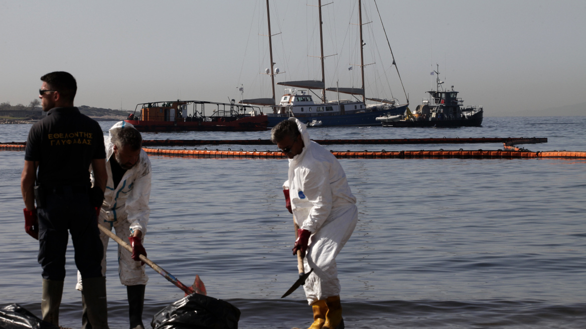 Η πετρελαιοκηλίδα «τρώει» τον Σαρωνικό: Καταστράφηκαν περιβάλλον και επιχειρήσεις