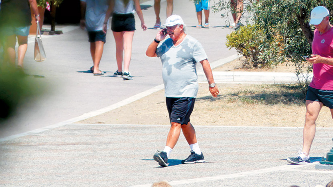 Ο σερ των απολύσεων στην Αγγλία, «τα σπάει»  σε Μύκονο και Σκιάθο 