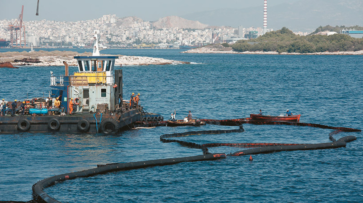 Πετρελαιοκηλίδα στο Σαρωνικό: Αυτό είναι το σχέδιο που «ξέχασαν» να εφαρμόσουν