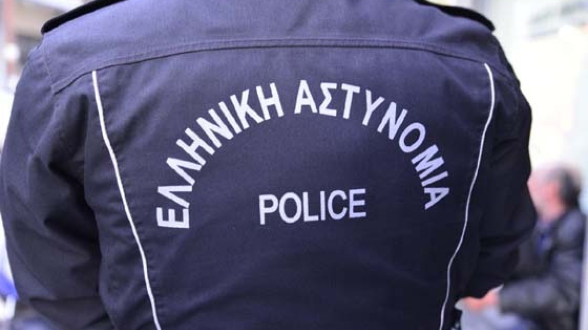 Οκτώ χρόνια στον αστυνομικό με το καλσόν και το ψάθινο καπέλο που λήστεψε βενζινάδικο