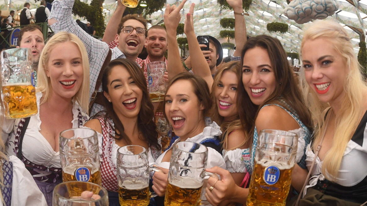 Oktoberfest: Αστυνομικοί διέσωσαν μωρό από Αμερικανούς γονείς που είχαν λιποθυμήσει από το μεθύσι