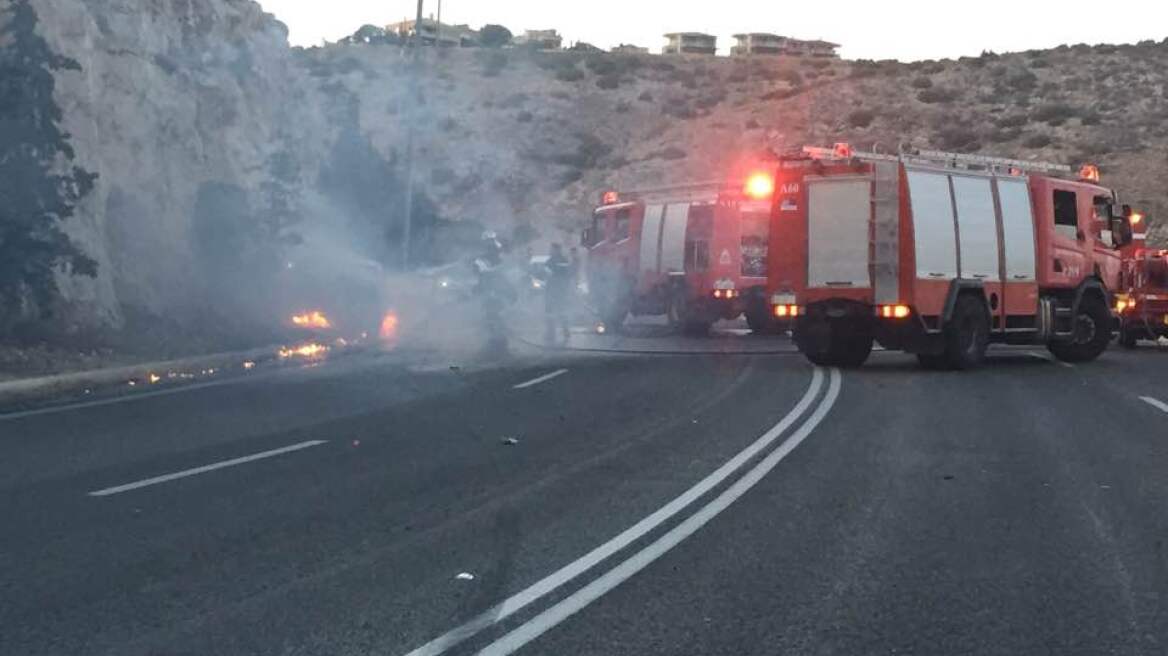 Βίντεο: Φωτιά σε αυτοκίνητο μετά από τροχαίο στη Βάρκιζα