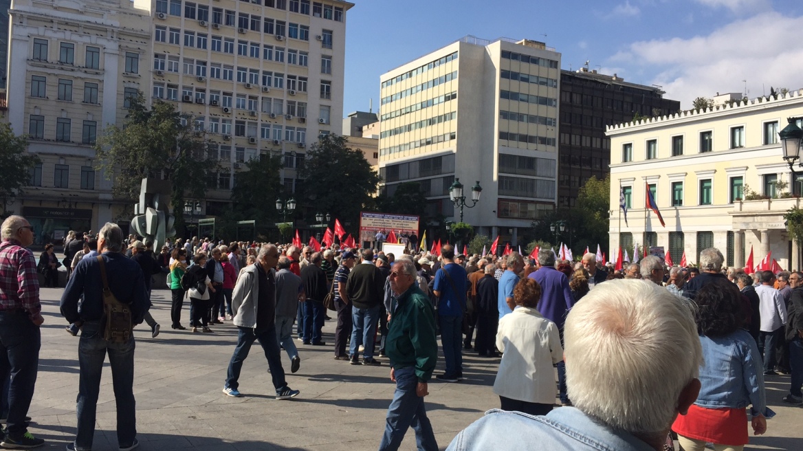 Συγκέντρωση συνταξιούχων αυτή την ώρα έξω από το υπουργείο Εργασίας