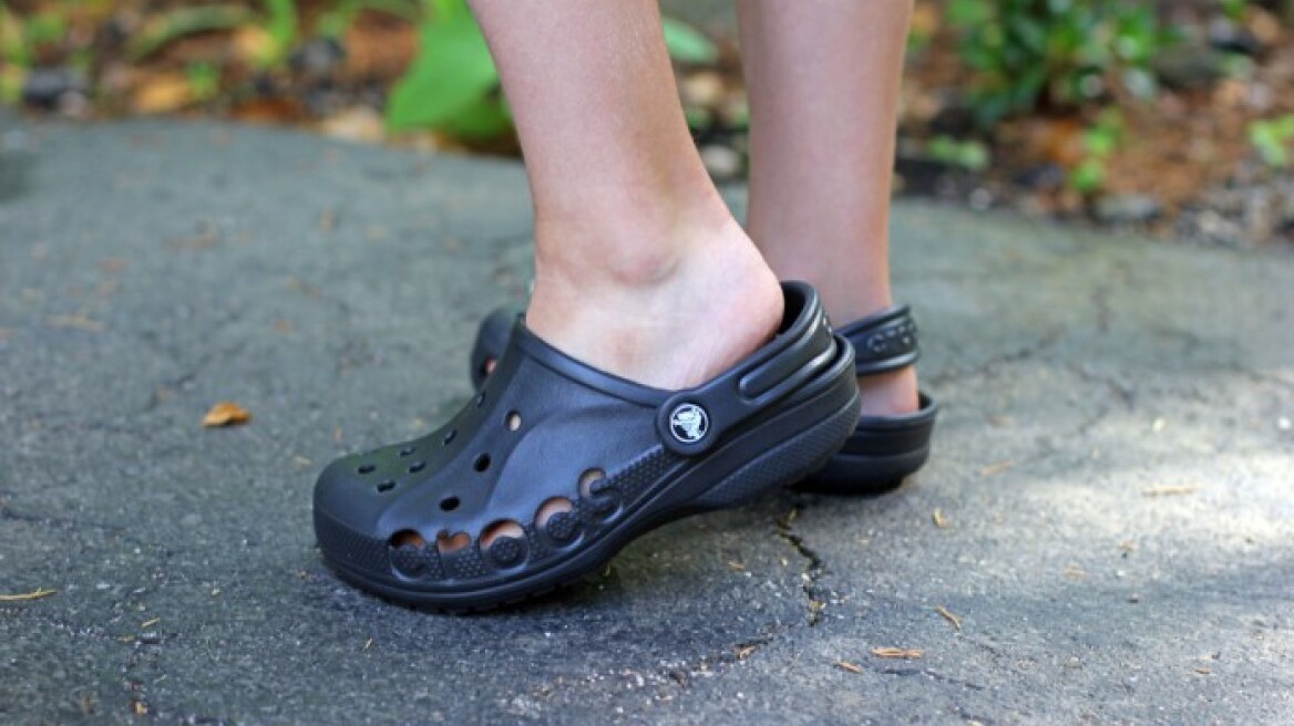 Ο οίκος Balenciaga «ανέβασε» τα Crocs στην πασαρέλα