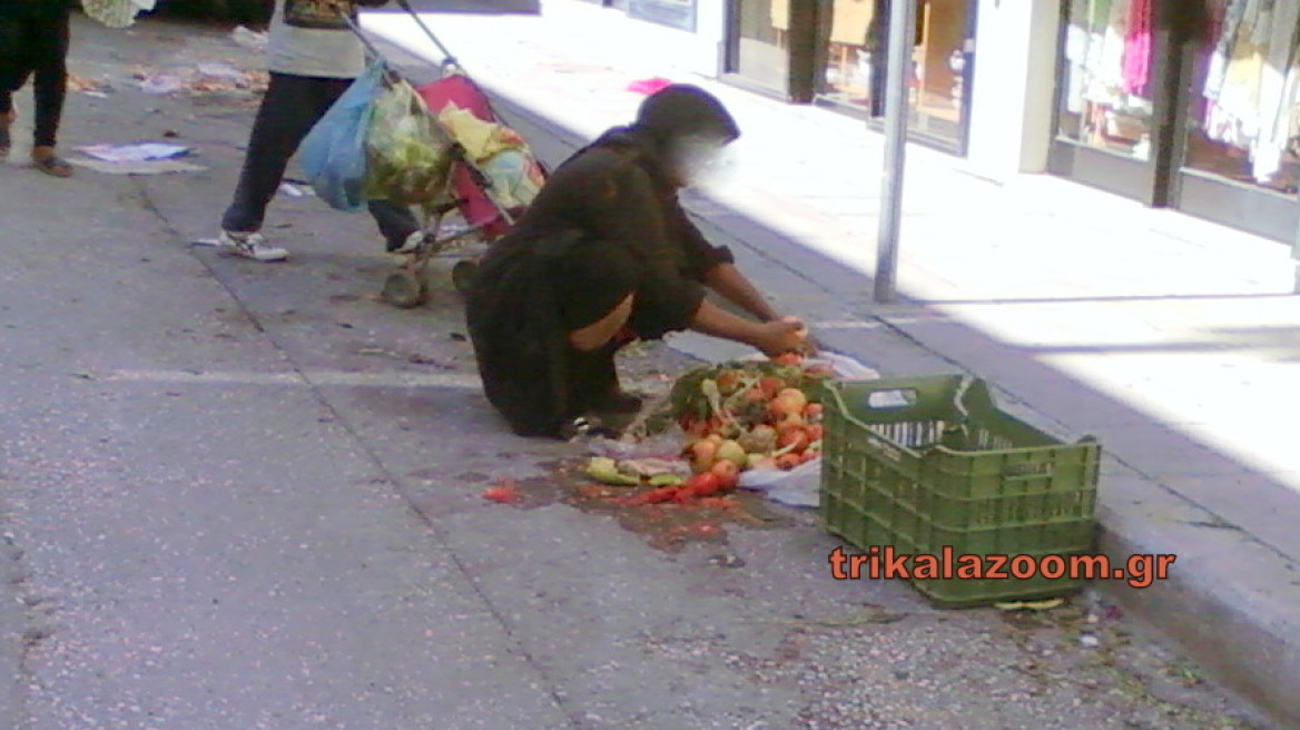 Εικόνες που σοκάρουν στα Τρίκαλα: Γιαγιά μαζεύει φρούτα και ψάρια από τον δρόμο