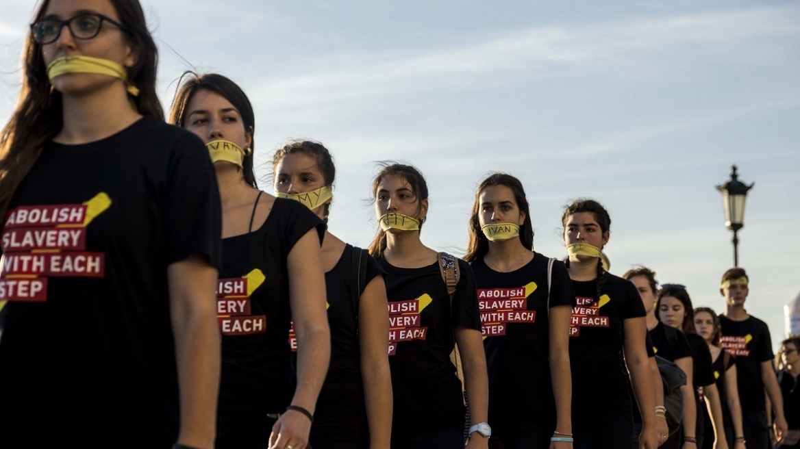 Walk for freedom: Με μαύρα ρούχα και μαντίλια στο στόμα κατά της εμπορίας ανθρώπων