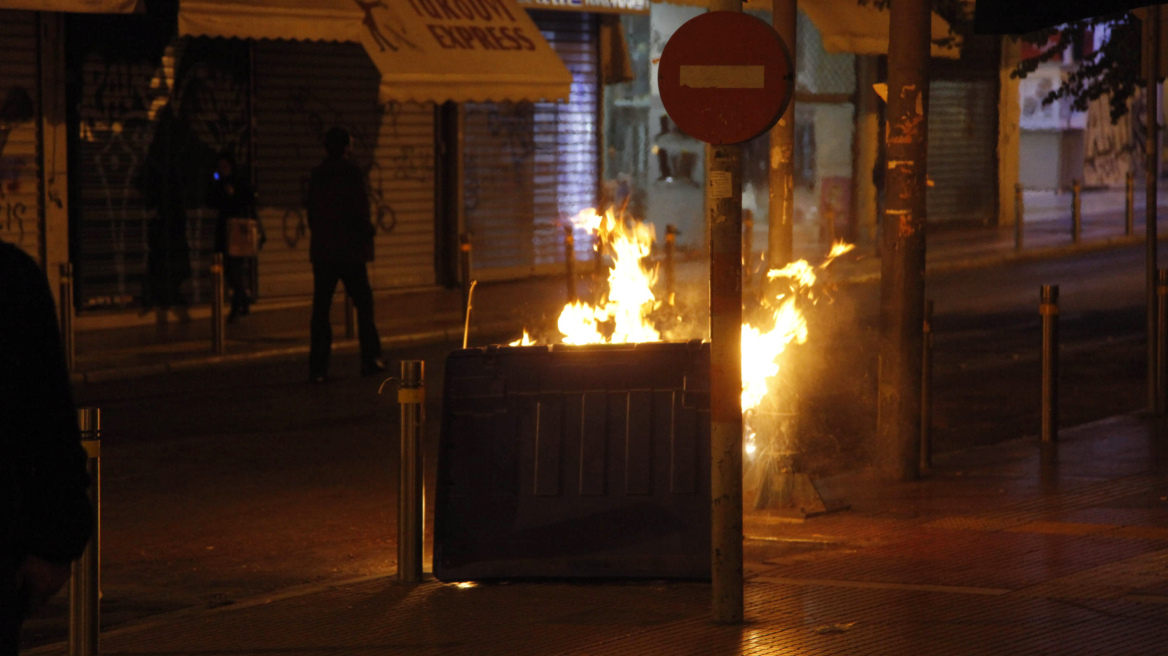 Επεισόδια και απόψε στα Εξάρχεια: Έβαλαν φωτιές σε κάδους κι έστησαν οδοφράγματα