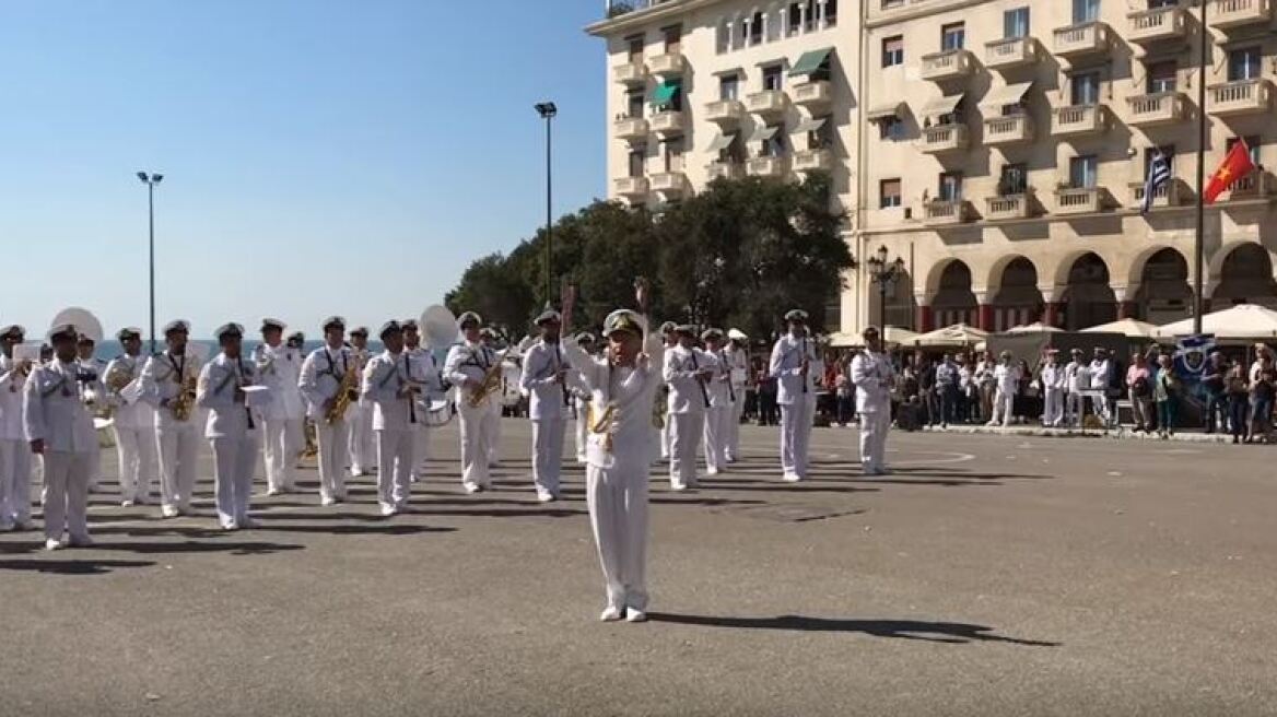 Βίντεο: Η μπάντα του Πολεμικού Ναυτικού παίζει το Despacito και τα «σπάει»