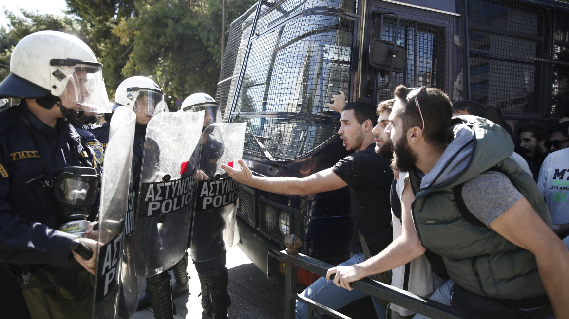 Ένταση μεταξύ ΜΑΤ και φοιτητών στο υπουργείο Δικαιοσύνης στη συγκέντρωση για την Ηριάννα