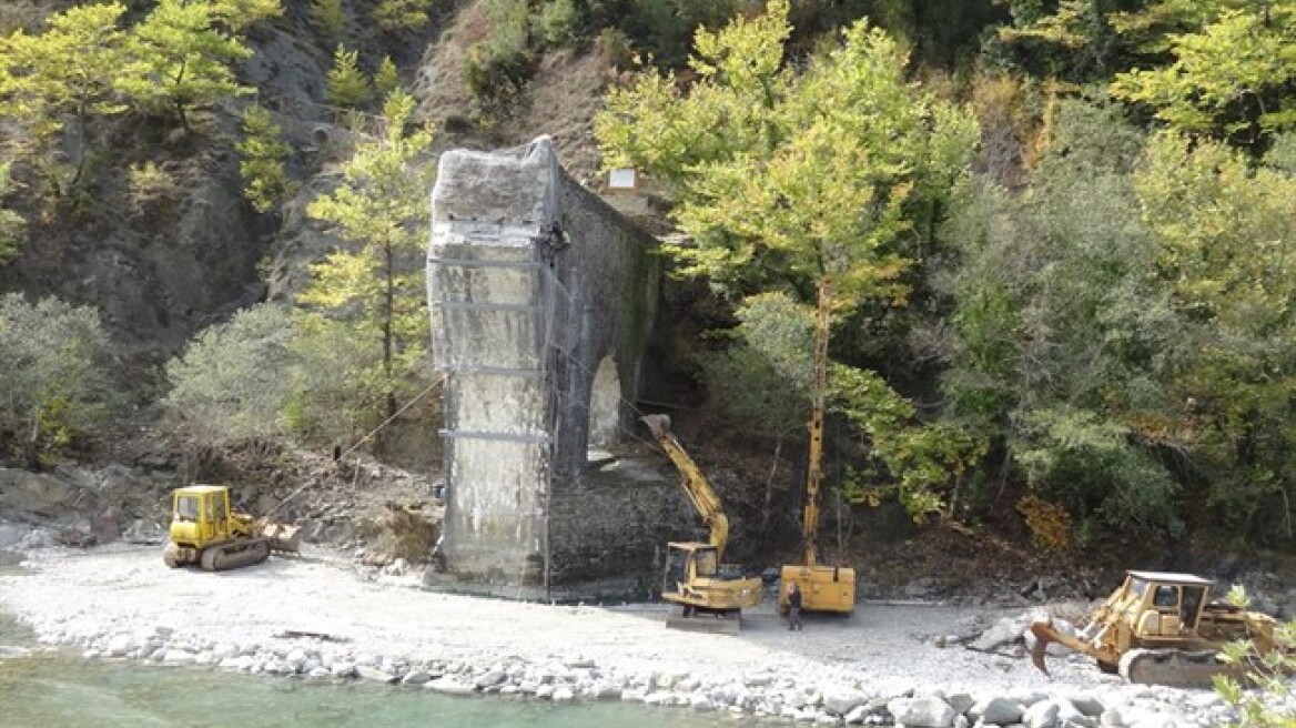 Εντυπωσιακές εικόνες από τις εργασίες αποκατάστασης στο Γεφύρι της Πλάκας