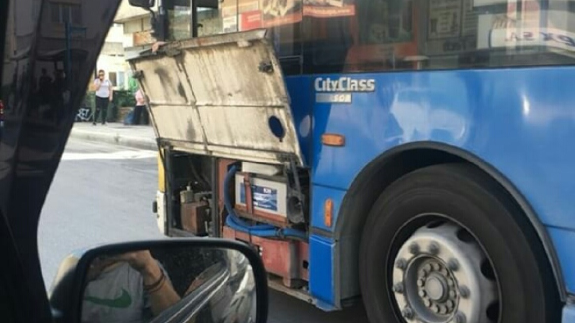 Φωτογραφία: Οδηγός λεωφορείου οδηγεί και κρατά το καπάκι των μπαταριών!