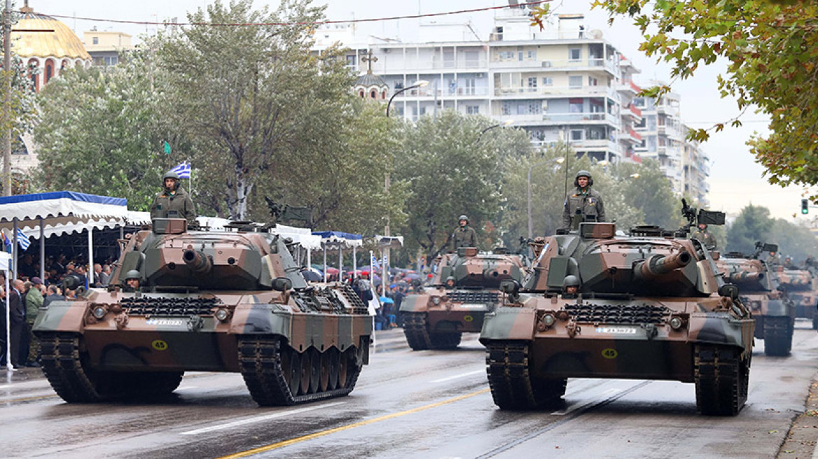 Θεσσαλονίκη: Μεγαλειώδης η στρατιωτική παρέλαση - Εντυπωσίασαν τα άρματα μάχης