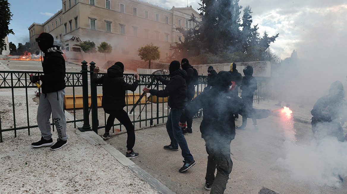 Στο Πολυτεχνείο οι κουκουλοφόροι μετά τα επεισόδια στο μαθητικό συλλαλητήριο 